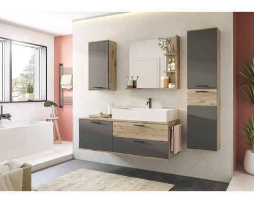 Salle de bains avec meuble-lavabo, armoire de toilette et armoire haute en aspect bois et gris