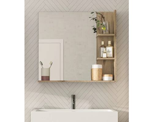 Salle de bains avec armoire de toilette avec étagères au-dessus d'un lavabo