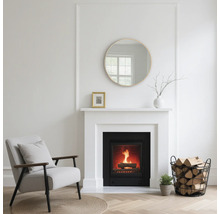 Wohnzimmer mit Kamin, Sessel und Holzkorb