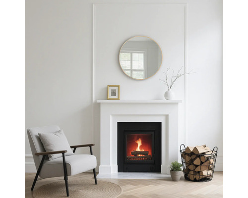 Wohnzimmer mit Kamin, Sessel und Holzkorb