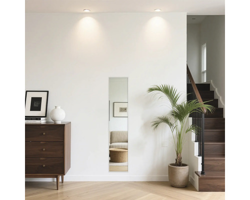 Innenraum mit Kommode, Spiegel, Zimmerpflanze und Treppe