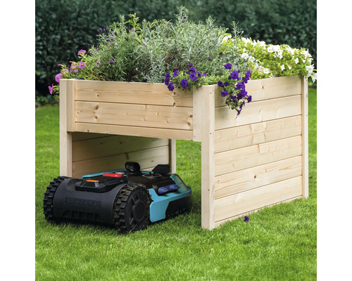 Jardinière surélevée en bois avec fleurs et robot tondeuse