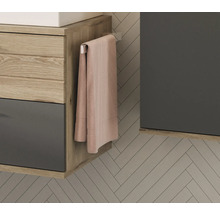 Vue détaillée d'une salle de bains avec lavabo, serviette et porte-serviettes