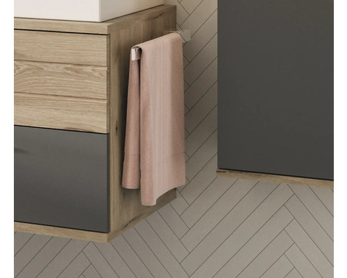 Vue détaillée d'une salle de bains avec lavabo, serviette et porte-serviettes