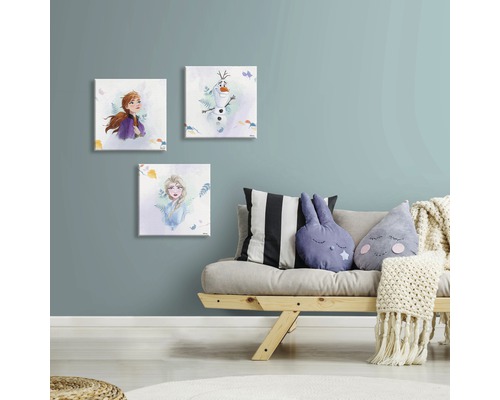 Tableaux muraux décoratifs avec des motifs du film La Reine des Neiges dans la chambre d''enfant.