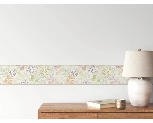 Wandbordüre mit Blättermuster in einem hellen Raum