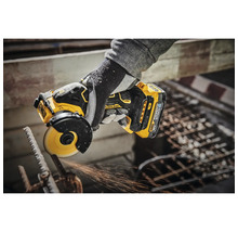 Personne coupant du métal avec une meuleuse d'angle sans fil Dewalt