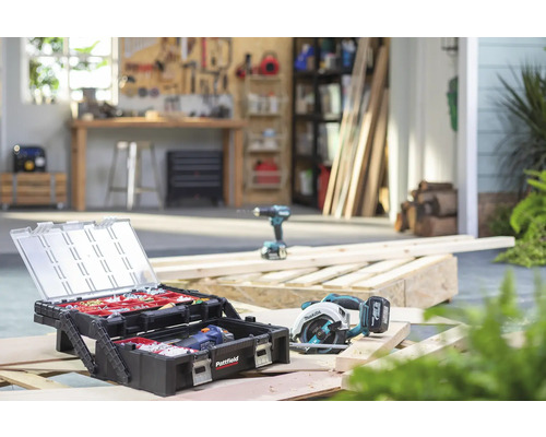 Werkstattszene mit Werkzeugkoffer, Kreissäge und Akkuschrauber