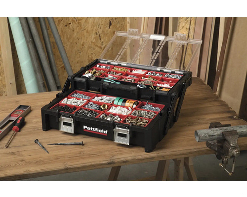 Geöffneter Pattfield Sortimentskoffer auf einem Holztisch mit Schrauben und Nägeln