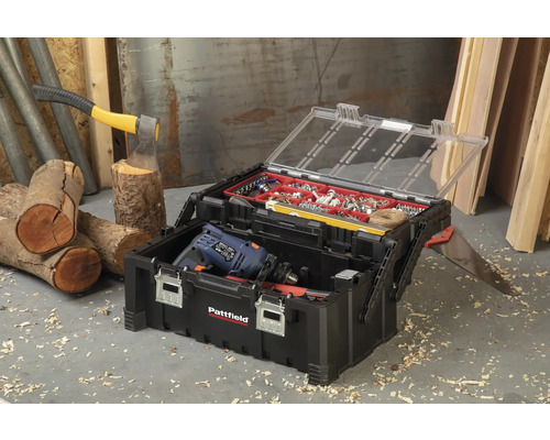 Offener Werkzeugkasten mit Werkzeugen wie Bohrmaschine, Schrauben und Säge