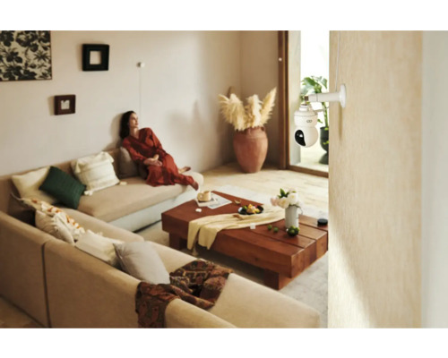 Wohnzimmer mit Überwachungskamera zur Sicherheit