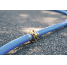 Blauer Wasserschlauch mit goldener Schlauchkupplung