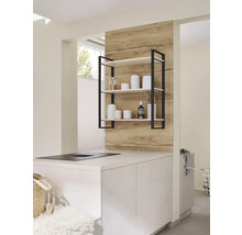 Moderne Küche mit Hängeregal, weißen Schränken und Kochfeld