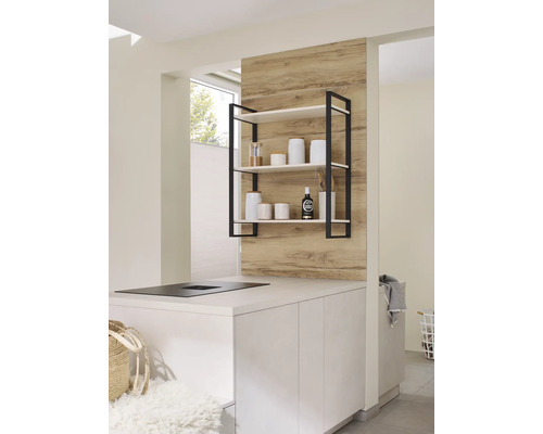 Cuisine moderne avec étagère suspendue, armoires blanches et plaque de cuisson