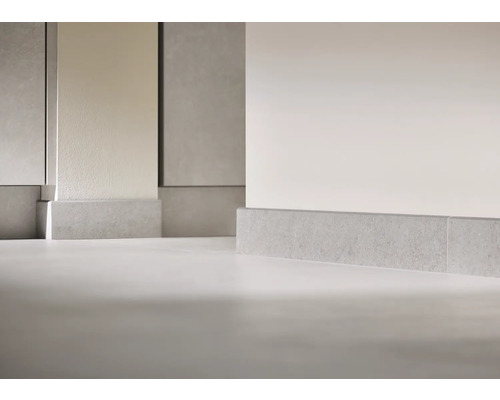 Plinthes en pierre dans un espace au design moderne.