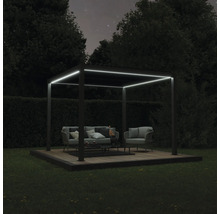 Quadratische Gartenlaube mit Beleuchtung und Sitzgelegenheiten auf Holzterrasse bei Nacht