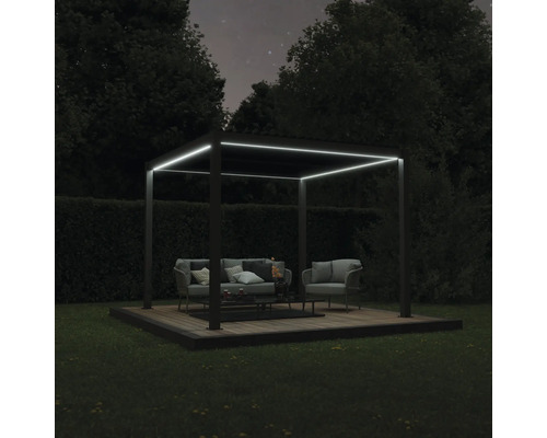 Quadratische Gartenlaube mit Beleuchtung und Sitzgelegenheiten auf Holzterrasse bei Nacht
