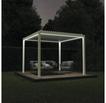 Beleuchtete Gartenlounge mit Pergola auf Holzterrasse