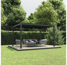 Gartenszene mit einer Pergola, einem Sofa, Sesseln und einem Tisch auf einer Holzterrasse.