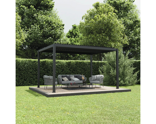 Pergola Ximax Shade 3x4 m inkl. Beleuchtung 296 x 395 cm dunkelgrau Gartenszene mit einer Pergola, einem Sofa, Sesseln und einem Tisch auf einer Holzterrasse.
