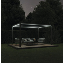 Beleuchtete Gartenlounge mit Pergola, Sitzmöbeln und Tisch auf Holzterrasse im Garten