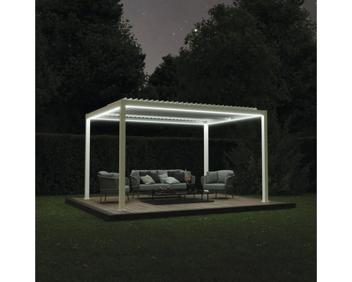 Pergola mit Beleuchtung und Gartenmöbeln auf einer Holzterrasse