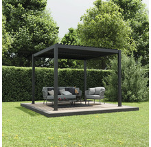 Schwarze Gartenpergola mit Sitzgruppe auf einer Holzplattform im Garten.