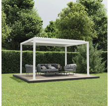 Weiße Gartenpergola mit Sitzgruppe auf einer Holzterrasse im Garten