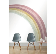 Deux chaises et une table devant un mur avec un motif arc-en-ciel