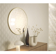 Dekorative Inneneinrichtung mit Spiegel, Vasen und Lampe auf einem Sideboard vor gemusterter Tapete.