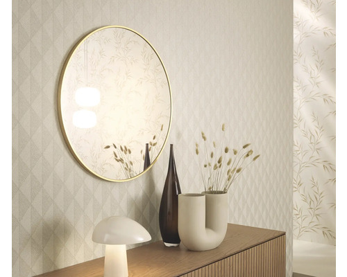 Dekorative Inneneinrichtung mit Spiegel, Vasen und Lampe auf einem Sideboard vor gemusterter Tapete.