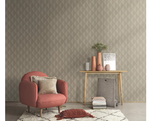 Wohnzimmer mit Sessel, Tisch und geometrischer Tapete