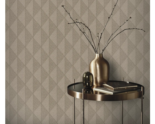 Nahaufnahme einer Wand mit geometrischer Tapete und einem Tisch mit Dekorationen