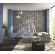 Wohnzimmer mit Sofa, Tisch und gemusterter Tapete für ein stilvolles Interieur