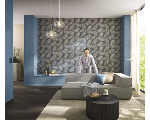 Wohnzimmer mit Sofa, Tisch und gemusterter Tapete für ein stilvolles Interieur