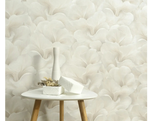 Nahaufnahme einer Wand mit floral gemusterter Tapete, einem Tisch mit Dekorationen