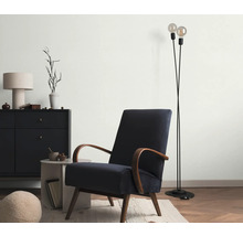 Wohnzimmer-Interieur mit Sessel, Stehlampe und Kommode