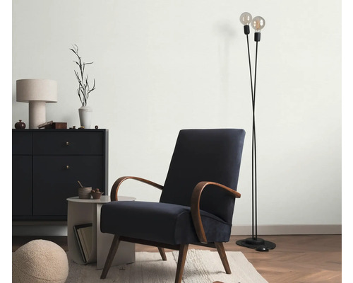 Wohnzimmer-Interieur mit Sessel, Stehlampe und Kommode