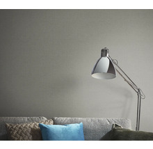 Wohnzimmer mit grauer Tapete, Sofa und Stehlampe