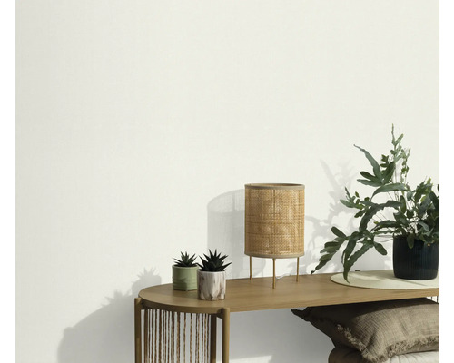 Dekoratives Wohnambiente mit Tisch, Lampe und Pflanzen