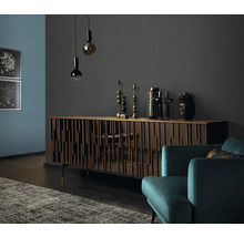 Wohnzimmer mit Kommode, Dekoration und Sessel