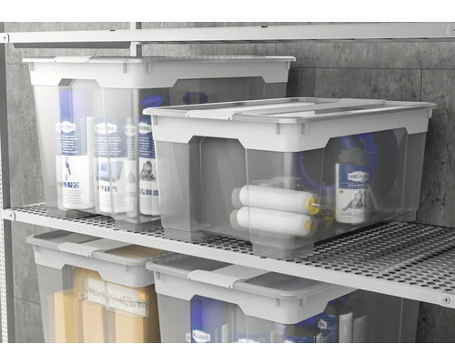 Plusieurs boîtes de rangement transparentes avec couvercle sur une étagère.