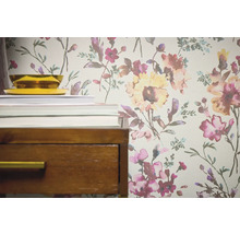 Vue détaillée d'un papier peint à motifs floraux à côté d'une table de chevet