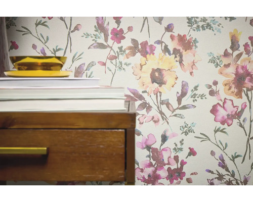 Vue détaillée d'un papier peint à motifs floraux à côté d'une table de chevet