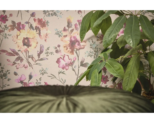 Dekorative Tapete mit floralem Muster und einer Zimmerpflanze im Vordergrund.