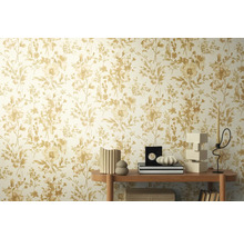 Mur avec papier peint à motifs floraux et décoration sur une étagère