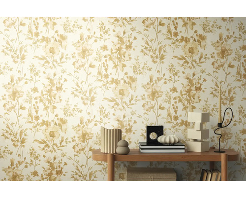 Mur avec papier peint à motifs floraux et décoration sur une étagère