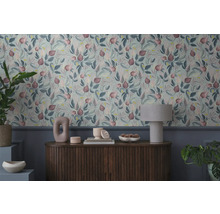 Pièce décorative avec papier peint à motifs, commode et plantes d'intérieur