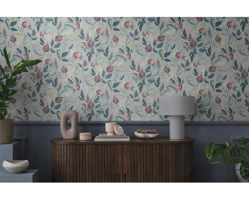 Pièce décorative avec papier peint à motifs, commode et plantes d'intérieur