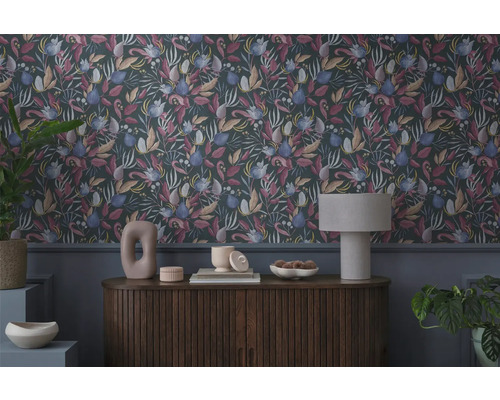 Dekorative Tapete mit floralem Muster über einer Kommode